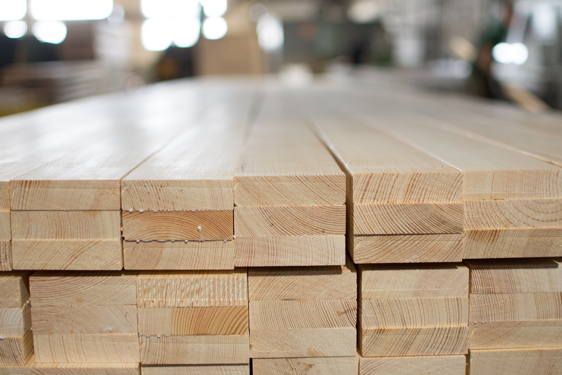Drewno klejone – czym się charakteryzuje?