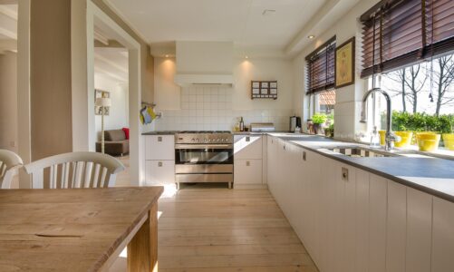 Panele podłogowe w kuchni — czy warto?