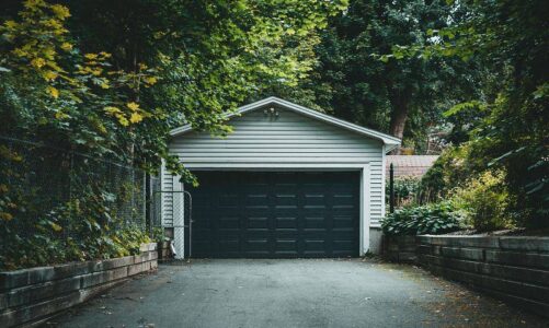 Automatyczne bramy garażowe, czyli jak zadbać o wygodę użytkowania?